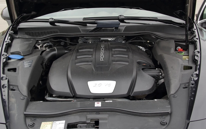 Porsche Cayenne cena 221400 przebieg: 77000, rok produkcji 2013 z Słupsk małe 781